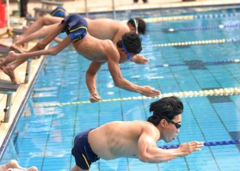 Người khuyết tật tham gia thi bơi lội