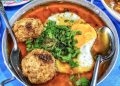 Thực khách chấm bánh mì vào chảo xíu mại nóng để cảm nhận trọn vị. Ảnh: Anhsngoo.