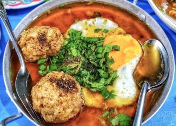 Thực khách chấm bánh mì vào chảo xíu mại nóng để cảm nhận trọn vị. Ảnh: Anhsngoo.