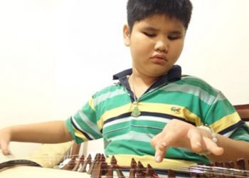 Bùi Ngọc Thịnh biểu diễn đàn tranh - Ảnh: Thiên Hương