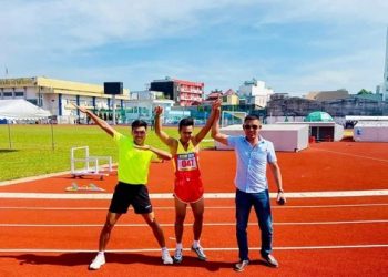 HLV Đặng Trần Quân (bên phải) đã có nhiều năm gắn bó với điền kinh người khuyết tật.