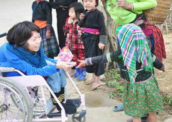 Thảo Vân trong một lần làm từ thiện ở Hà Giang.