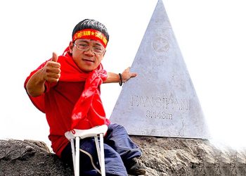 Nguyễn Sơn Lâm chinh phục đỉnh Fansipan trên đôi nạng gỗ. Ảnh: NVCC