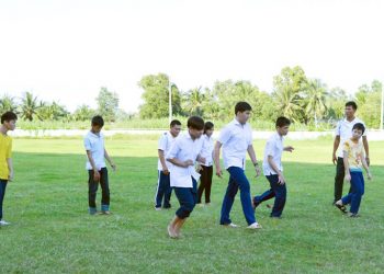 Các học viên tập luyện thể lực tại sân vận động tỉnh.