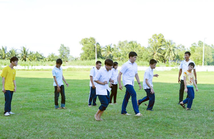 Các học viên tập luyện thể lực tại sân vận động tỉnh.