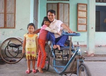 Xã hội - Cảm động câu chuyện thầy giáo khuyết tật đi “ươm mầm”Anh Trần Quốc Hoàn bên cạnh các con của mình.