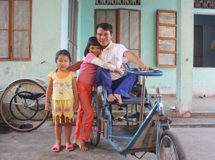 Xã hội - Cảm động câu chuyện thầy giáo khuyết tật đi “ươm mầm”Anh Trần Quốc Hoàn bên cạnh các con của mình.