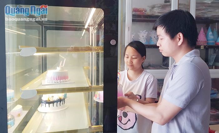 Sau 3 năm khởi nghiệp, cửa hàng bánh ngọt của chàng trai khuyết tật Trần Văn Tâm ở xã Tịnh Hà