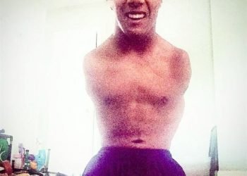 Mặc dù không tay chân nhưng Gabe Adams luôn xuất hiện với nụ cười lạc quan trên môi