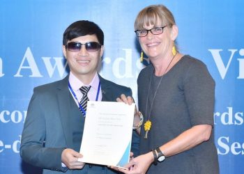 Bà Karen Lanyon, tổng lãnh sự Úc tại TP.HCM, trao chứng chỉ học bổng cho tân học viên Huỳnh Hữu Cảnh - Ảnh: Đại sứ quán Úc