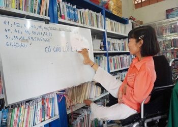 Dù bị liệt hai tay và một chân, nhưng chị Huỳnh Thị Xậm (quê Hậu Giang) đã nỗ lực vượt lên chính mình, trở thành người có ích cho xã hội. (Ảnh minh họa: Thu Hoài/TTXVN)