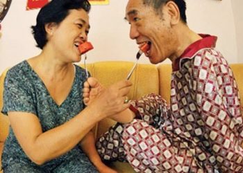 Bất chấp khiếm khuyết thể chất và căn bệnh suy thận mãn của nhà giáo Nguyễn Ngọc Ký, hầu như cứ được ở bên nhau là hai vợ chồng ông lại ngập tiếng cười.