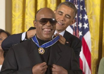 Tổng thống Mỹ Obama tặng Huân chương nhân dịp Stevie Wonder 70 tuổi và tôn vinh ông là người hùng âm nhạc