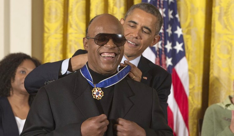 Tổng thống Mỹ Obama tặng Huân chương nhân dịp Stevie Wonder 70 tuổi và tôn vinh ông là người hùng âm nhạc