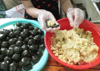 Nhân làm bánh gai.