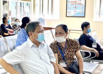 Bác Sang đưa vợ đến Bệnh viện K thăm khám và điều trị ung thư vú