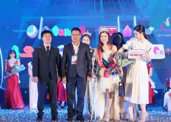 Chị Bế Thị Băng đăng quang hoa khôi cuộc thi Vẻ đẹp Vầng trăng khuyết năm 2019 ẢNH: NGỌC THẮNG