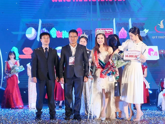 Chị Bế Thị Băng đăng quang hoa khôi cuộc thi Vẻ đẹp Vầng trăng khuyết năm 2019 ẢNH: NGỌC THẮNG