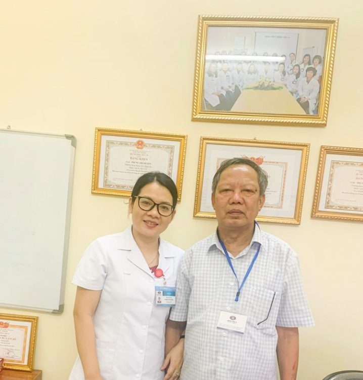 Bác Phan Văn Sang chụp ảnh cùng bác sĩ điều trị cho mình- TS.BS Phùng Thị Huyền, Trưởng khoa Nội Quán Sứ