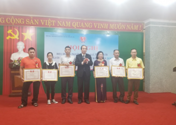 (Đồng chí Lương Phan Cừ, Chủ tịch HộiChủ tịch Hội Bảo trợ Người khuyết tật và trẻ mồ côi Việt Nam trao bằng khen cho 6 cá nhân tiêu biểu của Hội)