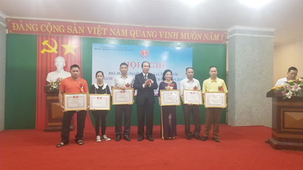 (Đồng chí Lương Phan Cừ, Chủ tịch HộiChủ tịch Hội Bảo trợ Người khuyết tật và trẻ mồ côi Việt Nam trao bằng khen cho 6 cá nhân tiêu biểu của Hội)