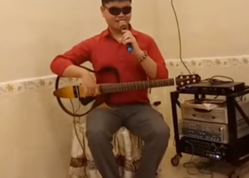 Thịnh vừa đánh đàn vừa hát.