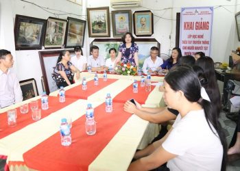 Ảnh: Hội người khuyết tật khai giảng lớp dạy nghề thêu cho hội viên