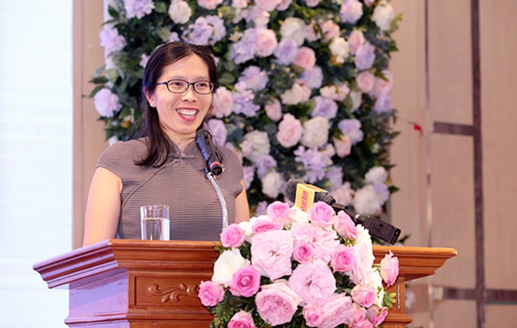 Bà Catherine Phương, đại diện UNDP Việt Nam trình bày tóm tắt một số phát hiện từ nghiên cứu về khoảng trống pháp lý liên quan đến NKT nói chung và trẻ em khuyết tật nói riêng.