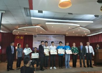 Ban giám hiệu Trường CĐ Công nghệ Thông tin TP HCM trao học bổng cho 5 sinh viên khuyết tật