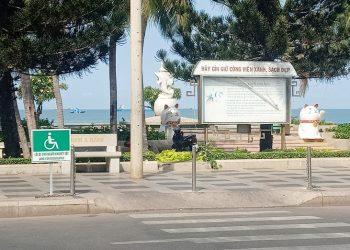 Một số vỉa hè, công trình công cộng đều được bố trí lối đi cho người khuyết tật. Trong ảnh: Lối đi dành cho người khuyết tật tại Công viên Bãi Trước, TP. Vũng Tàu.