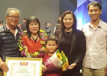 Chị Hà được bố mẹ đẻ, chồng và con trai lớn 7 tuổi chúc mừng khi trở thành Gương mặt trẻ triển vọng 2016 do Trung ương Đoàn khen tặng. Ảnh: NVCC.