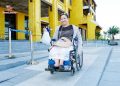 Một lối đi với độ dốc thoải mái để người đi xe lăn có thể tự điều khiển tại Cảng tàu khách Hạ Long, tuy nhiên nhiều điểm đến khác chưa làm được điều này