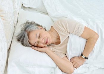 Ngủ ít hơn 6 giờ mỗi đêm sau tuổi 50 có liên quan đến tăng nguy cơ sa sút trí tuệ.