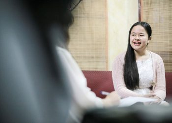 Hương Giang từng trải qua một khoảng thời gian khó khăn do các bạn xa lánh