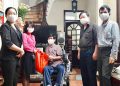 Đại diện UBND phường Cống Vị (quận Ba Đình) tặng quà cho người khuyết tật có hoàn cảnh khó khăn do đại dịch.