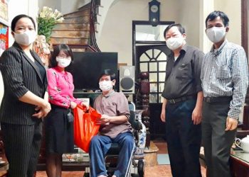 Đại diện UBND phường Cống Vị (quận Ba Đình) tặng quà cho người khuyết tật có hoàn cảnh khó khăn do đại dịch.