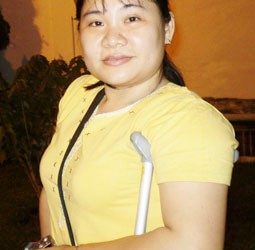 Chị là Huỳnh Ngọc Hồng Nhung, sinh năm 1977, ở Bạc Liêu, hiện là phó chủ tịch Hội Người khuyết tật TP Cần Thơ.