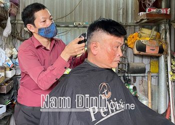 Anh Vũ Xuân Thuấn, ở xã Nam Phong (thành phố Nam Định) bị khuyết tật vận động nhưng có thu nhập ổn định nhờ nghề cắt tóc.