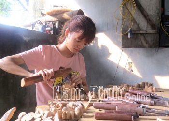 Với nghề chạm khắc gỗ, Trịnh Thị Liên có thu nhập ổn định, vươn lên hòa nhập cộng đồng.