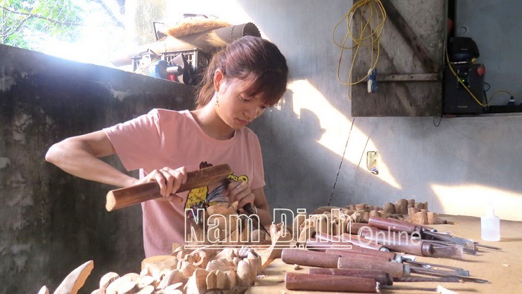 Với nghề chạm khắc gỗ, Trịnh Thị Liên có thu nhập ổn định, vươn lên hòa nhập cộng đồng.