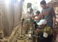 Anh Thái Đăng Tiến hướng dẫn cho lao động trong xưởng mỹ nghệ của mình.
