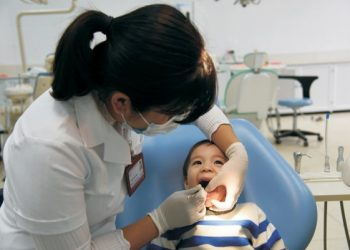 Khám và kiểm tra răng sữa cho trẻ tại Trung tâm kỹ thuật cao khám chữa bệnh Răng Hàm Mặt - Đại học Y Hà Nội