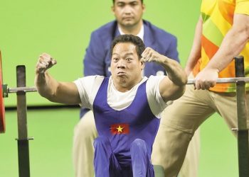 Đô cử Lê Văn Công phấn khích khi đoạt HCV tại Paralympic 2016.