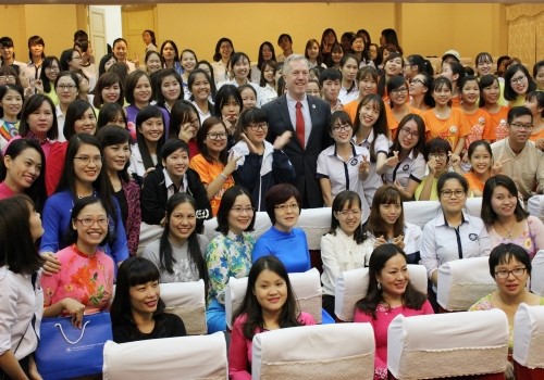 Giảng viên và sinh viên khoa Giáo dục Đặc biệt tham gia buổi gặp mặt và chụp ảnh lưu niệm với Đại sứ Mĩ tại Việt Nam