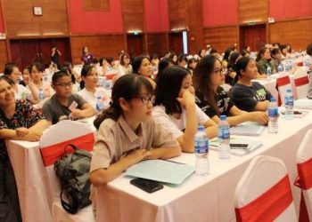 Sinh viên khoa Giáo dục Đặc biệt tham gia tập huấn mùa hè dưới sự hướng dẫn của các chuyên gia người Mĩ. Ản