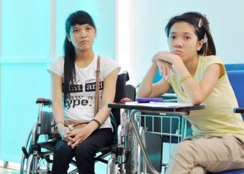 Kim Vân ở phía bên trái trong buổi hướng dẫn tại Trung tâm Nghiên cứu và Phát triển Năng lực Người khuyết tật - Disability Research & Capacity Development (DRD Vietnam), Quận 9, Tp.HCM UPSHIFT Outreach