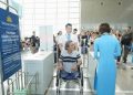 Phục vụ khách di chuyển bằng xe lăn là một trong những dich vụ đặc biệt do Vietnam Airlines cung cấp miễn phí cho hành khách – Ảnh minh họa: Vũ Tuấn