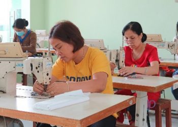 Mọi người tập trung làm việc để những chiếc áo may ra đạt hiệu quả và được thị trường đón nhận.