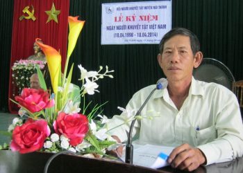 Nguyễn Ngọc Bình đang báo cáo thành tích với đại biểu trong cuộc Gặp mặt tại huyện.