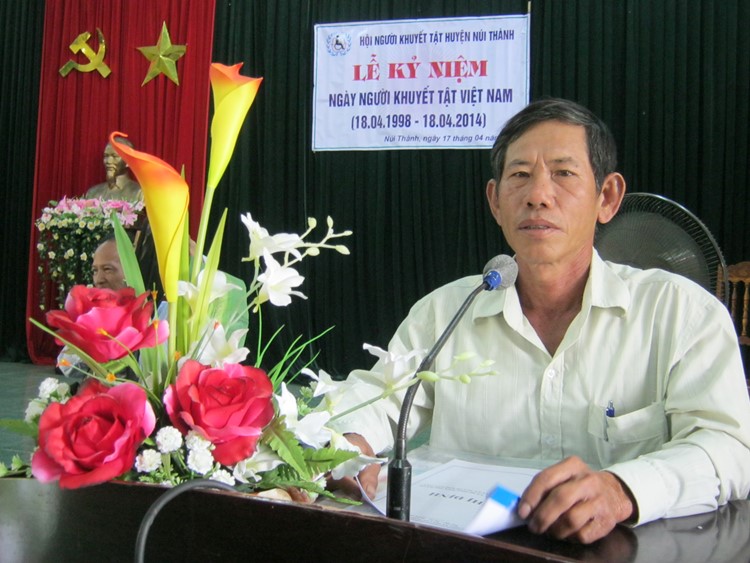 Nguyễn Ngọc Bình đang báo cáo thành tích với đại biểu trong cuộc Gặp mặt tại huyện.